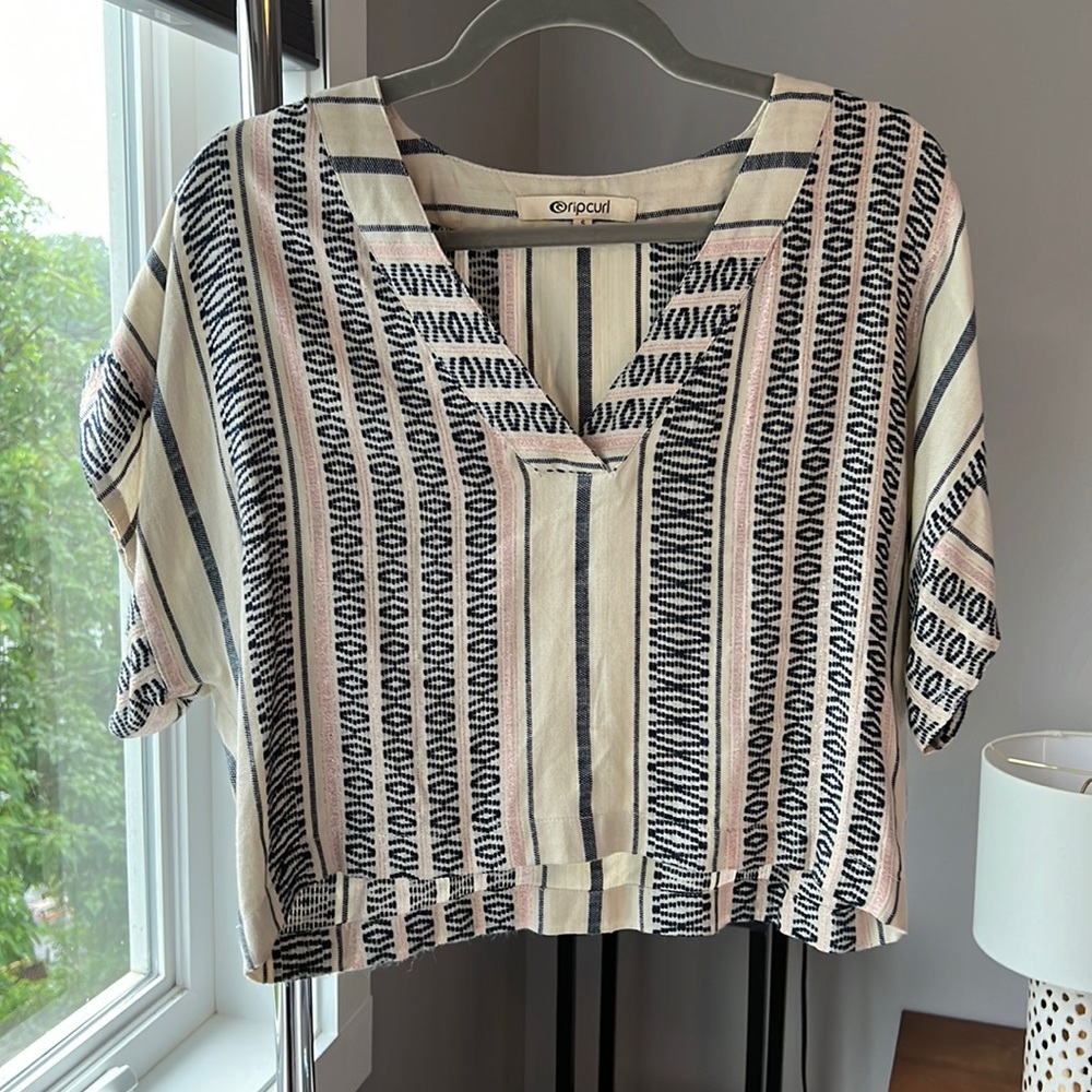Ripcurl women’s small v-neck cropped tunic top.